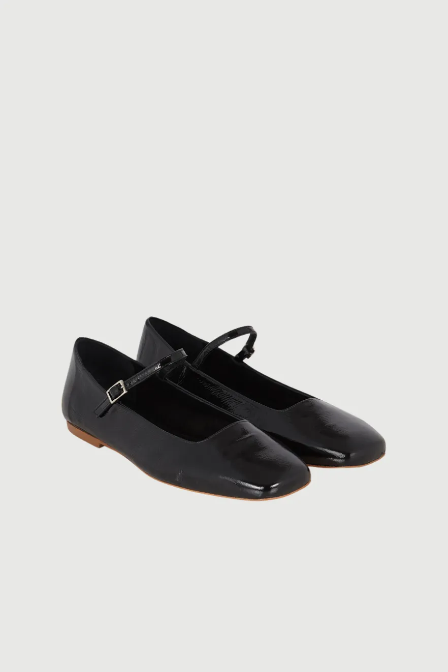Julieta Mary Janes in Black Patent Leather